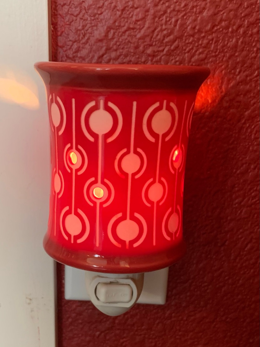 Scentsy Pop Red White Wall Plug-In Wax Warmer Night Light Retired Geometric Boho